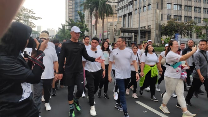 Ganjar Pranowo pagi ini melakukan fun walk bersama Ketua Umum Partai Persatuan Indonesia (Perindo) Hary Tanoesoedibjo di wilayah Gelora Bung Karno, Senayan, Jakarta.