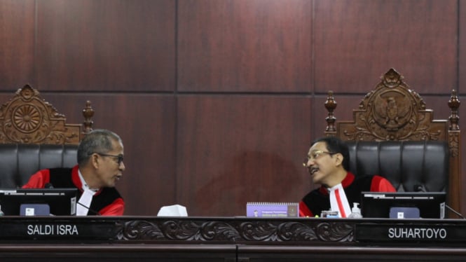 Ketua MK Suhartoyo (kanan) dan Wakil Ketua MK Saldi Isra (kiri) dalam sidang di MK.